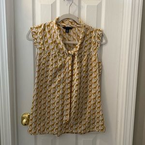 Tommy Hilfiger top. Giraffe print with bow and collar.